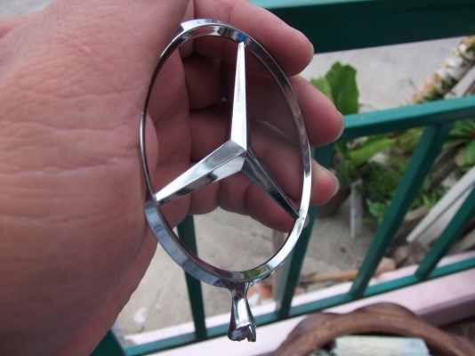 โลโก้ดาวติดฝากระโปรงหน้ารถเบนซ์