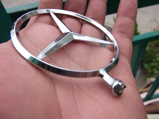 โลโก้ดาวติดฝากระโปรงหน้ารถเบนซ์