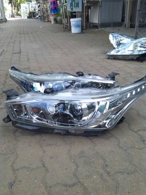 ขายไฟหน้า new yaris 1 คู่