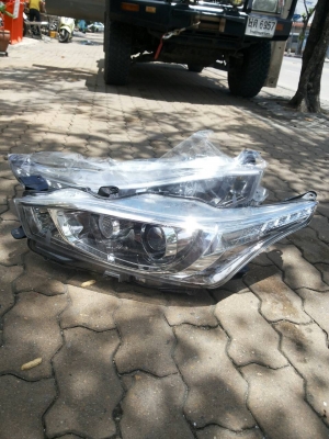 ขายไฟหน้า new yaris 1 คู่