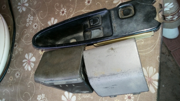 ที่เขี่ยบุหรี่สิงไฮเทคกับอีซุซุเดสก้าพร้อมสวิทกระจกไฟฟ้าเดสก้าข้างขวา