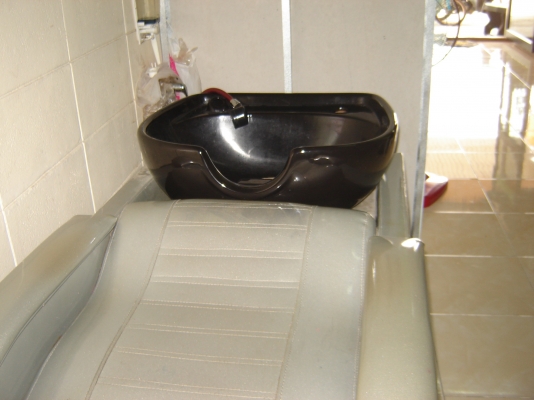 ขายเตียงสระผมในห้างไม่ค่อยได้ใช้ใช้ตัวอื่นราคา 6500 บาท โทร 0892406621