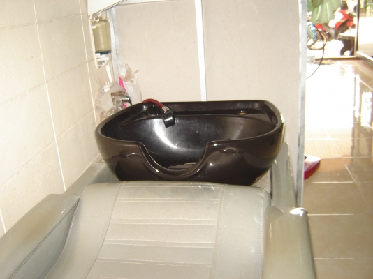 ขายเตียงสระผมในห้างไม่ค่อยได้ใช้ใช้ตัวอื่นราคา 6500 บาท โทร 0892406621