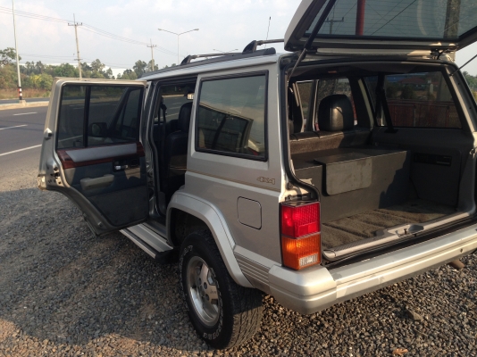 JEEP cherokee Limited    ปี 37มีภาพวีดีโอ  ใครหารุ่นนี้อยู่รับรองว่าคุ้มมาก พร้อมลุย เกียร์อัตโนมัติ แอร์ ล้อแมกซ์ CD USB  ABS AIRBAG พ.พาวเวอร์ ก.ไฟฟ้าซ. ล็อก กระจกมองข้างปรับไฟฟ้า ภายในตกแต่งลายไม้  เบาะหนังปรับไฟฟ้า ติดแก๊ส LPG ใช้ได้ 2 ระบบ นิ่งทั้งแก