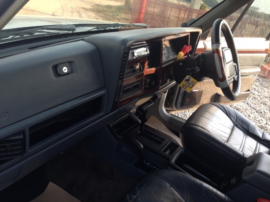 JEEP cherokee Limited    ปี 37มีภาพวีดีโอ  ใครหารุ่นนี้อยู่รับรองว่าคุ้มมาก พร้อมลุย เกียร์อัตโนมัติ แอร์ ล้อแมกซ์ CD USB  ABS AIRBAG พ.พาวเวอร์ ก.ไฟฟ้าซ. ล็อก กระจกมองข้างปรับไฟฟ้า ภายในตกแต่งลายไม้  เบาะหนังปรับไฟฟ้า ติดแก๊ส LPG ใช้ได้ 2 ระบบ นิ่งทั้งแก