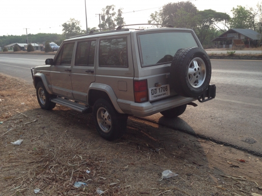 JEEP cherokee Limited    ปี 37มีภาพวีดีโอ  ใครหารุ่นนี้อยู่รับรองว่าคุ้มมาก พร้อมลุย เกียร์อัตโนมัติ แอร์ ล้อแมกซ์ CD USB  ABS AIRBAG พ.พาวเวอร์ ก.ไฟฟ้าซ. ล็อก กระจกมองข้างปรับไฟฟ้า ภายในตกแต่งลายไม้  เบาะหนังปรับไฟฟ้า ติดแก๊ส LPG ใช้ได้ 2 ระบบ นิ่งทั้งแก