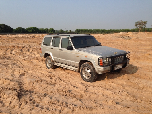 JEEP cherokee Limited    ปี 37มีภาพวีดีโอ  ใครหารุ่นนี้อยู่รับรองว่าคุ้มมาก พร้อมลุย เกียร์อัตโนมัติ แอร์ ล้อแมกซ์ CD USB  ABS AIRBAG พ.พาวเวอร์ ก.ไฟฟ้าซ. ล็อก กระจกมองข้างปรับไฟฟ้า ภายในตกแต่งลายไม้  เบาะหนังปรับไฟฟ้า ติดแก๊ส LPG ใช้ได้ 2 ระบบ นิ่งทั้งแก
