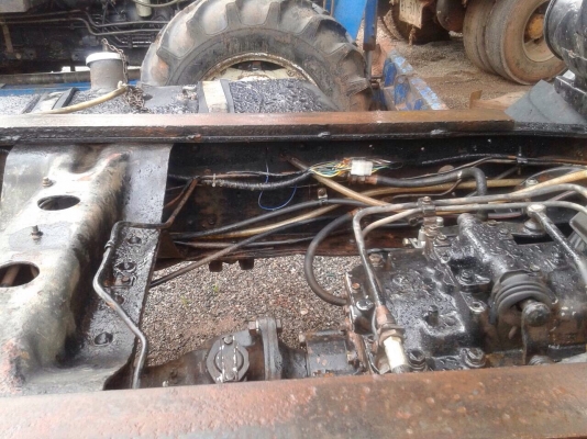 ขายแชสซีรถบรรทกุสิบล้อ HINO SUMO227 เครื่องเดิม EM100-220 แรง 2 เพลา เกียร์เดิม ทะเบียนพร้อม ขายแชสซีรถบรรทกุสิบล้อ HINO SUMO227 เครื่องเดิม EM100-220 แรง 2 เพลา เกียร์เดิม ทะเบียนพร้อม