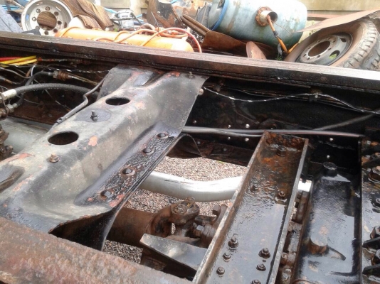 ขายแชสซีรถบรรทกุสิบล้อ HINO SUMO227 เครื่องเดิม EM100-220 แรง 2 เพลา เกียร์เดิม ทะเบียนพร้อม ขายแชสซีรถบรรทกุสิบล้อ HINO SUMO227 เครื่องเดิม EM100-220 แรง 2 เพลา เกียร์เดิม ทะเบียนพร้อม