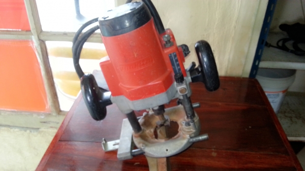 ขายเราเตอร์เซาะร่องงานทั่วไปอุปกรณ์ครบยี่ห้อMaktecสภาพพร้อมใช้งาน