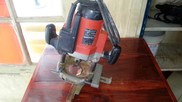 ขายเราเตอร์เซาะร่องงานทั่วไปอุปกรณ์ครบยี่ห้อMaktecสภาพพร้อมใช้งาน