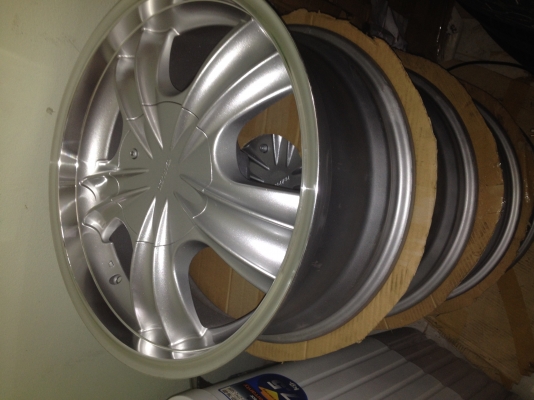 ขายล้อแม็กลาย VIP ขอบ 18 6 รู พร้อมยาง 255 60 18 ปี 12 สภาพใช้ได้อีกนานครับ