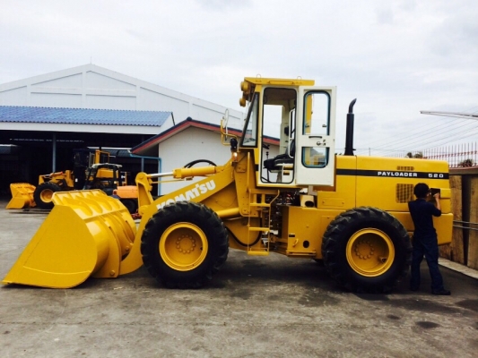 รถตักล้อยาง Komatsu 520 มือสอง นำเข้าจากญี่ปุ่น ทำสีใหม่ พร้อมใช้งาน