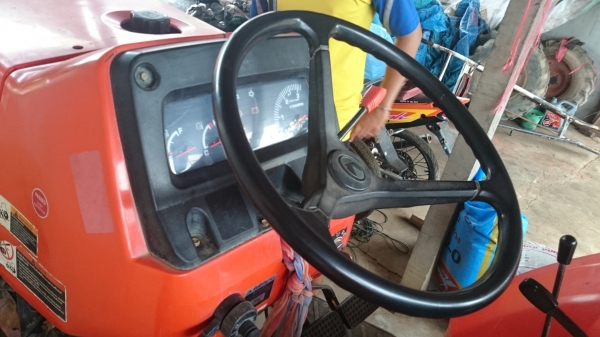 ขายรถไถ คูโบต้า L4508 พร้อมอุปกรณ์ 3 ชิ้น ผานดันและโรตารี่ 1.8 ตราช้าง พร้อมผานพรวนชั่วโมงการทำงาน 1600 ชั่วโมง