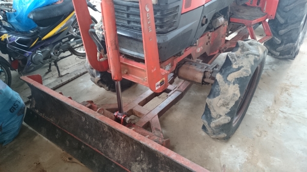 ขายรถไถ คูโบต้า L4508 พร้อมอุปกรณ์ 3 ชิ้น ผานดันและโรตารี่ 1.8 ตราช้าง พร้อมผานพรวนชั่วโมงการทำงาน 1600 ชั่วโมง ขายรถไถ คูโบต้า L4508 พร้อมอุปกรณ์ 3 ชิ้น ผานดันและโรตารี่ 1.8 ตราช้าง พร้อมผานพรวนชั่วโมงการทำงาน 1600 ชั่วโมง