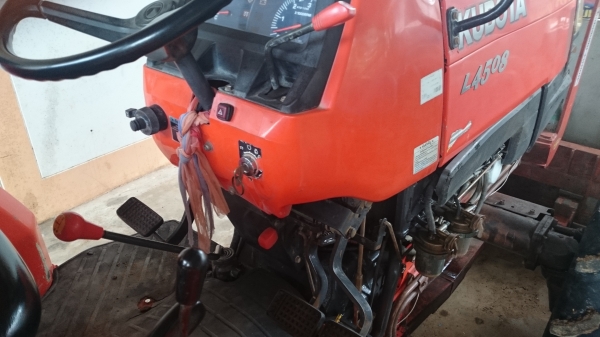 ขายรถไถ คูโบต้า L4508 พร้อมอุปกรณ์ 3 ชิ้น ผานดันและโรตารี่ 1.8 ตราช้าง พร้อมผานพรวนชั่วโมงการทำงาน 1600 ชั่วโมง ขายรถไถ คูโบต้า L4508 พร้อมอุปกรณ์ 3 ชิ้น ผานดันและโรตารี่ 1.8 ตราช้าง พร้อมผานพรวนชั่วโมงการทำงาน 1600 ชั่วโมง