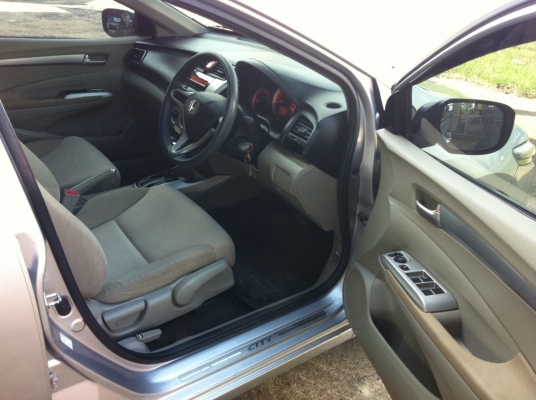 ขายรถเก๋งสวยน่าใช้ เดิมๆ สภาพป้ายแดง ภายในสะอาด