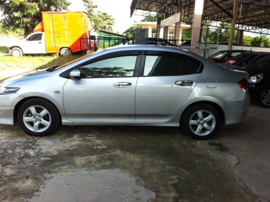 ขายรถเก๋งสวยน่าใช้ เดิมๆ สภาพป้ายแดง ภายในสะอาด