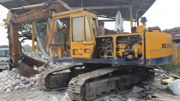 ขาย โคมัสสุ รุ่น2 พีชี200 ใช้งานได้เลย ขาย โคมัสสุ รุ่น2 พีชี200 ใช้งานได้เลย