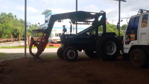 ขายรถคีบอ้อย FORD-6610 เอกสารเล่มทะเบียน สภาพเดิมๆพร้อมใช้งาน