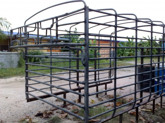 ขายคอกเหล็กแป๊บน้ำ ใส่ สี่ล้อใหญ่ แข็งแรงครับ