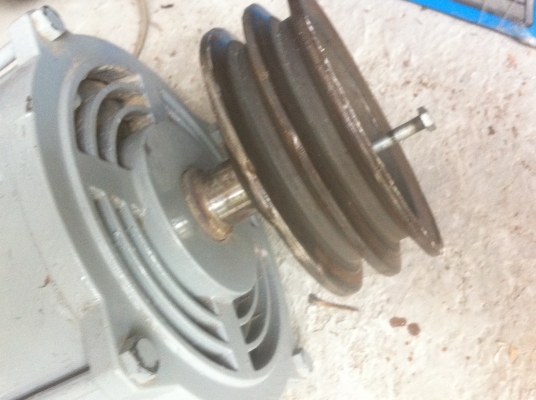 มอเตอร์ มิตซูบิชิ ไฟบ้าน 3 แรงม้า พร้อมพลูเลย์ร่องB ขนาด 5 นิ้ว 2 ร่อง (รับประกันไม่เสีย ภ่ายVDO เทสให้ก่อนส่งของ)