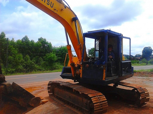 ขาย KOMATSU PC 120-3 คอนโทรลสั้น สภาพสวยพร้อมใช้ ราคาต่อรองได้ ติดต่อได้ที่คุณ อ๊อฟ พิจิตร 086-737-9991