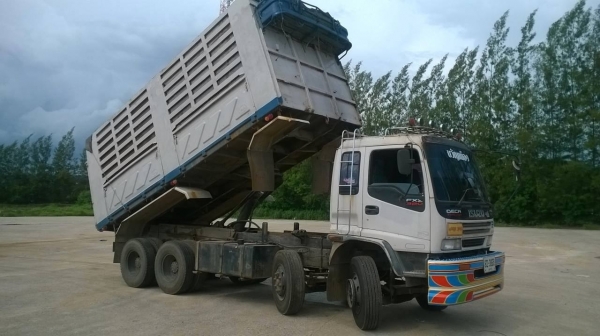 ขาย ISUZU DECA 270 แรงม้า 2 คานหน้า ดั้มสามมิตรคอกเกษตร สภาพพร้อมใช้งาน คัสซีสวย เครื่องแห้ง ยางเต็ม เก๋งบางเดิมไม่เคยทำสี มีลำโพงลากลูก ทะเบียนพร้อมโอน ราคาคุยกันได้ครับ