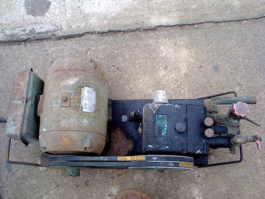 เครื่องฉีดน้ำแรงดันสูงสภาพเดิมๆครับพร้อมใช้งานมอเตอร์ขนาด  3  แรง  ฉีดน้ำแรงดันสูงครับราคานี้คุ้มมากครับ