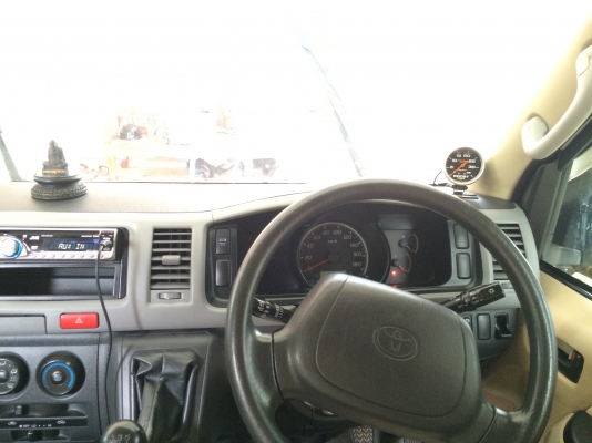 ขาย รถตู้สีขาว vip 14 ที่นั่ง แต่งภายในแล้ว พร้อมใช้งาน รถปี 2009