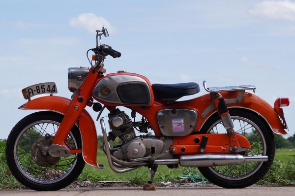 ขาย HONDA C 92 เอกสาร ทะเบียนเล่มเขียว จดใหม่ ภาษี 2557 เป็นเล่มสวม เลขโครงและเครื่องไม่ตรงเล่ม แต่เล่มตรงรุ้น C 92 เครื่องดีมาก เดินเบานิ่ง วิ่งดี ขับนิ่ม ปกติวิ่งไกล สบายครับ ระบบไฟ แปลง CDI แล้ว สภาพตามรูป พร้อมใช้ครับ