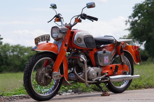 ขาย HONDA C 92 เอกสาร ทะเบียนเล่มเขียว จดใหม่ ภาษี 2557 เป็นเล่มสวม เลขโครงและเครื่องไม่ตรงเล่ม แต่เล่มตรงรุ้น C 92 เครื่องดีมาก เดินเบานิ่ง วิ่งดี ขับนิ่ม ปกติวิ่งไกล สบายครับ ระบบไฟ แปลง CDI แล้ว สภาพตามรูป พร้อมใช้ครับ