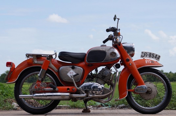 ขาย HONDA C 92 เอกสาร ทะเบียนเล่มเขียว จดใหม่ ภาษี 2557 เป็นเล่มสวม เลขโครงและเครื่องไม่ตรงเล่ม แต่เล่มตรงรุ้น C 92 เครื่องดีมาก เดินเบานิ่ง วิ่งดี ขับนิ่ม ปกติวิ่งไกล สบายครับ ระบบไฟ แปลง CDI แล้ว สภาพตามรูป พร้อมใช้ครับ