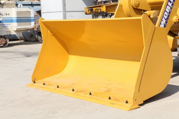 รถตักใหม่ขนาด 2 คิวยี่ห้อ WORLD W136 แกร่งเหนือใคร ราคาสุดคุ้ม คุณภาพที่เราคัดสรรมาอย่างดี รับประกันให้ 1 ปีพร้อมเปลี่ยนถ่านน้ำมันเครื่องให้ 2 ครั้ง