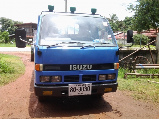 ISUZU   4ล้อกลาง  เครื่อง  88  แรงม้า  ปี  33ทะเบียนเต็ม