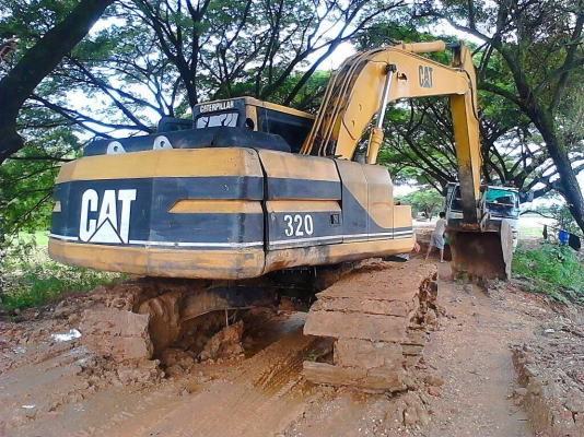 ขายCAT 320v1 สภาพพร้อมใช้ ติดต่อได้ที่คุณอ๊อฟ พิจิตร 086-737-9991