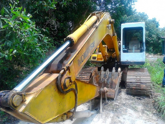 ขาย KOMATSU PC200- 5 คอนโทรลสั้น สภาพสวยพร้อมใช้ ราคาต่อรองได้ ติดต่อได้ที่คุณ อ๊อฟ พิจิตร 086-737-9991