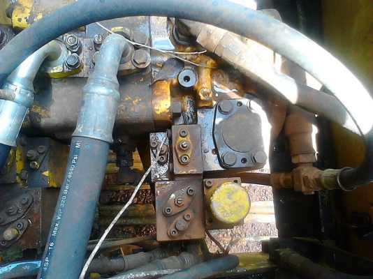 ขาย KOMATSU PC200- 5 คอนโทรลสั้น สภาพสวยพร้อมใช้ ราคาต่อรองได้ ติดต่อได้ที่คุณ อ๊อฟ พิจิตร 086-737-9991