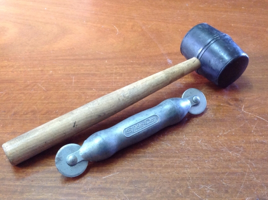 ขายเครื่องมือ DIY มุ้งลวดที่บ้าน ค้อนยางคู่กับลูกกลิ้งมุ้งลวด