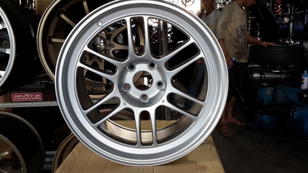 RP-F1 งานออโต้ออฟชั่น หน้า9.5 หลัง10.5 ไม่แพง