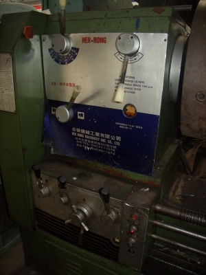 ขายเครื่องกลึงเมนวล ใต้หวัน ยี่ห้อ HER LONG กลึงได้โต 800 มม. ยาว 850 มม. เสียงเฟืองเกียเงียบ มีหัวจับใหญ่ให้ 1 หัว ขายไม่แพง 250,000 บาท
