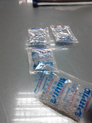 ขายเม็ดสาร กันความชื้น ซิลิก้าเจล ใส่รองเท้า และอุปกรณ์อื่นๆ  ติดต่อTEL. 081-427-3941