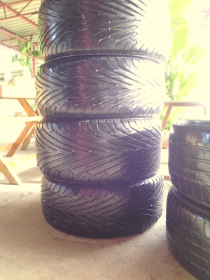 ยาง265/35/18 1คู่ ละวาง235/40/18 1คู่ราคา7500 4เส้นทางใน13 สัปดาที่40