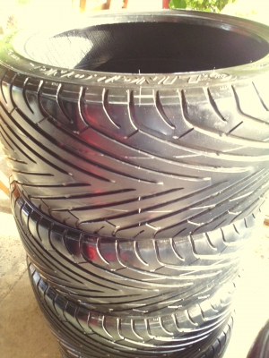 ยาง265/35/18 1คู่ ละวาง235/40/18 1คู่ราคา7500 4เส้นทางใน13 สัปดาที่40