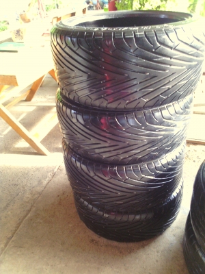 ยาง265/35/18 1คู่ ละวาง235/40/18 1คู่ราคา7500 4เส้นทางใน13 สัปดาที่40