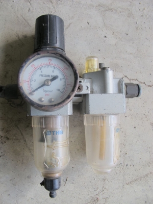 ขาขกรองดักน้ำปั๊มลมตัวใหญ่และตัวเล็กอย่างละตัว