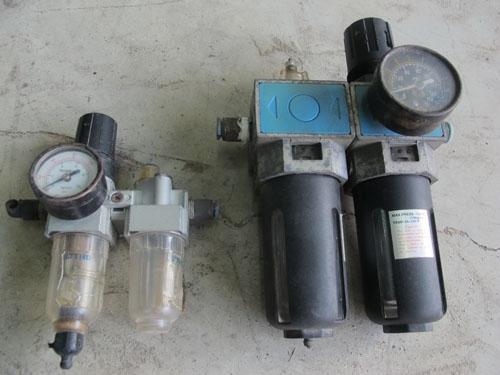 ขาขกรองดักน้ำปั๊มลมตัวใหญ่และตัวเล็กอย่างละตัว