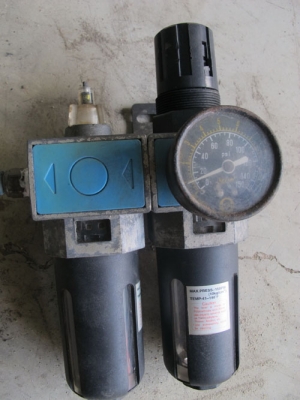 ขาขกรองดักน้ำปั๊มลมตัวใหญ่และตัวเล็กอย่างละตัว