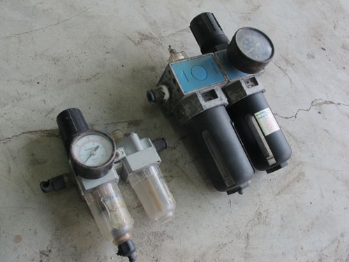 ขาขกรองดักน้ำปั๊มลมตัวใหญ่และตัวเล็กอย่างละตัว