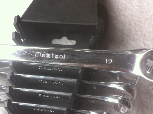 ชุดประแจรวม 8 ชื้น เกรด PREMIUN ยี่ห้อ MAXTOOL เหมาะเอาติดรถติดบ้านไว้ บรรจุในช่องเก็บพลาสติกแข็งสวยงาม มีเบอร์ 8 - 19